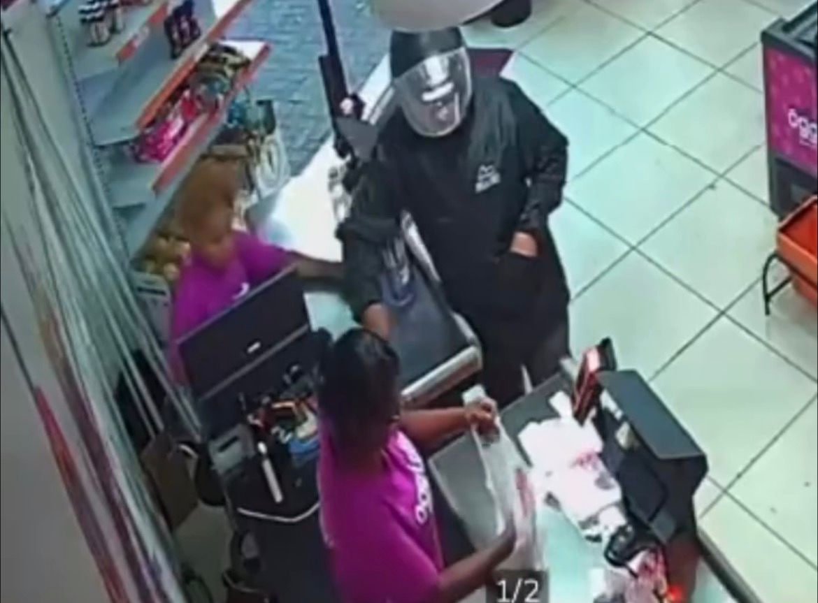 Criminoso de capacete assalta sorveteria no Fonseca e ameaça funcionárias